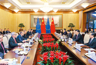七月十二日，国家主席习近平在北京钓鱼台国宾馆会见来华出席第十八次中国欧盟领导人会晤的欧洲理事会主席图斯克和欧盟委员会主席容克。